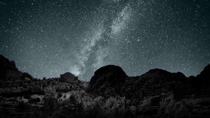 为什么女游泳运动员看起来大部分都是平胸？